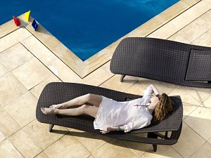Keter Pacific Adjustable Outdoor Patio Chaise Lounge Whiskey Brown